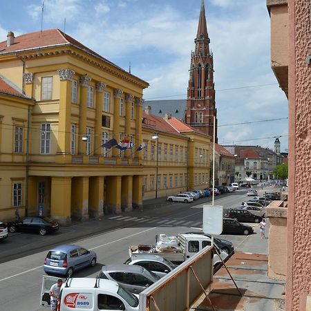 Apartment Downtown Osijek Quarto foto